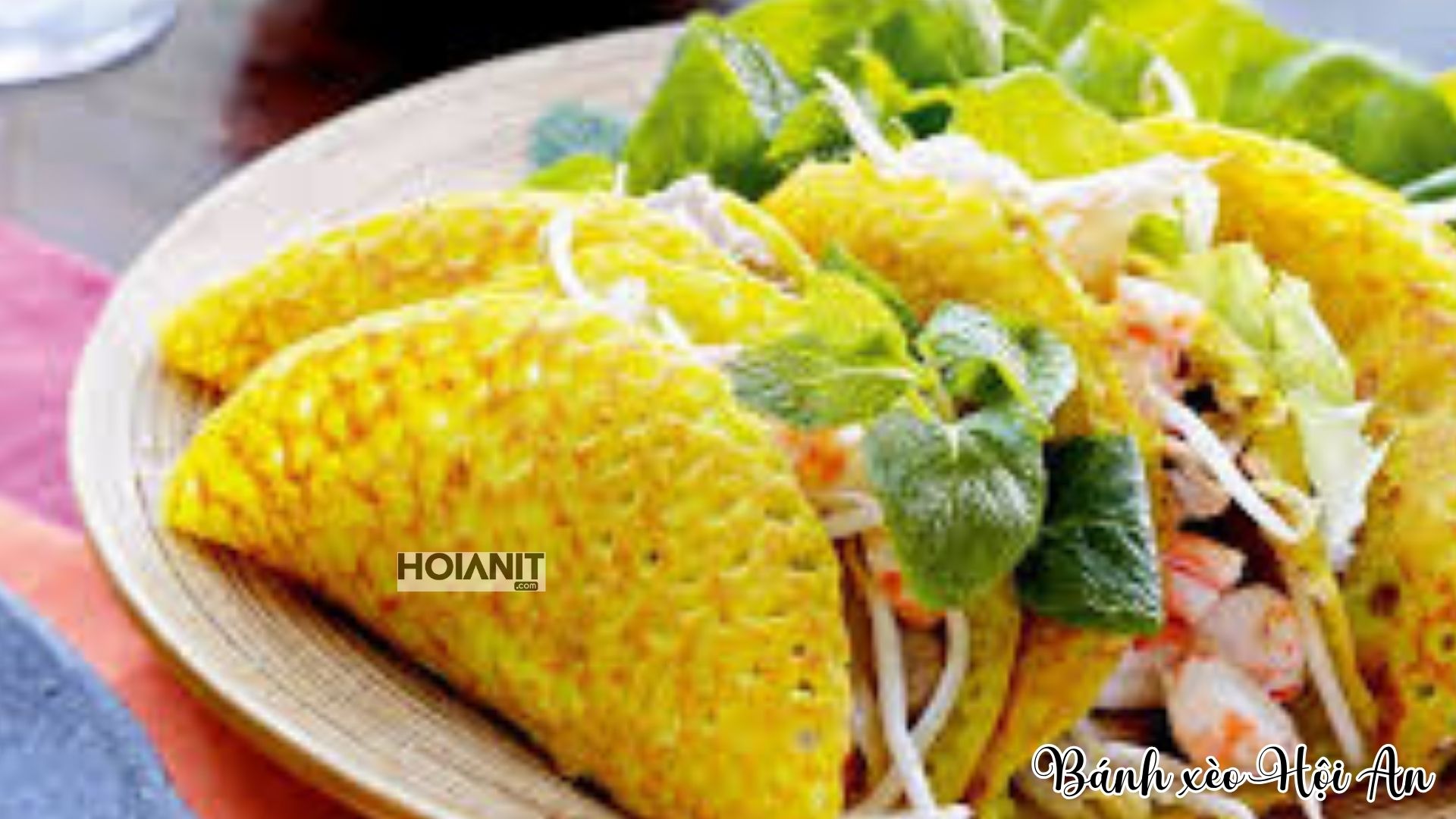 Bánh xèo Hội An vỏ vàng giòn gập đôi với nhân tôm và giá