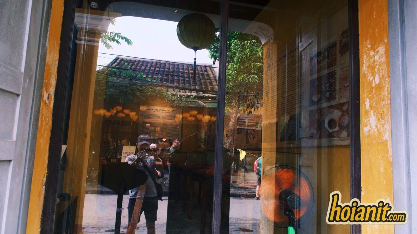 bao tang van hoa sa huynh hoi an3 Tủ trưng bày và bảng thông tin bên trong Bảo tàng Văn hóa Sa Huỳnh nhìn qua cửa kính