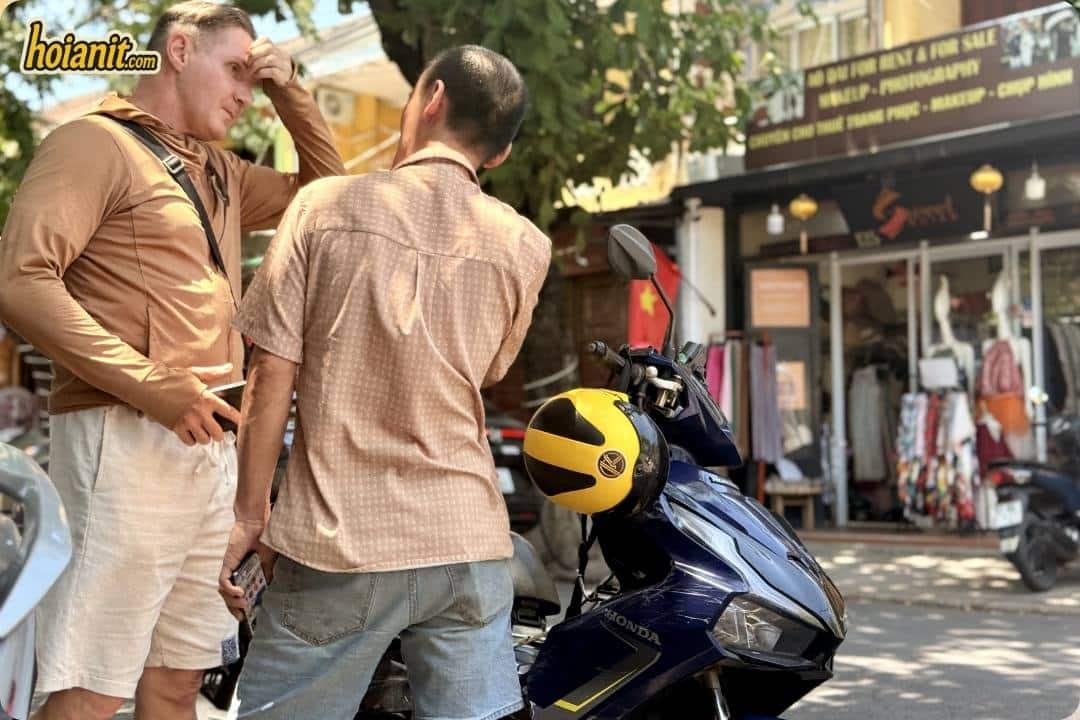 Anh Khoa staff giving riding advice to a guest in Hoi An