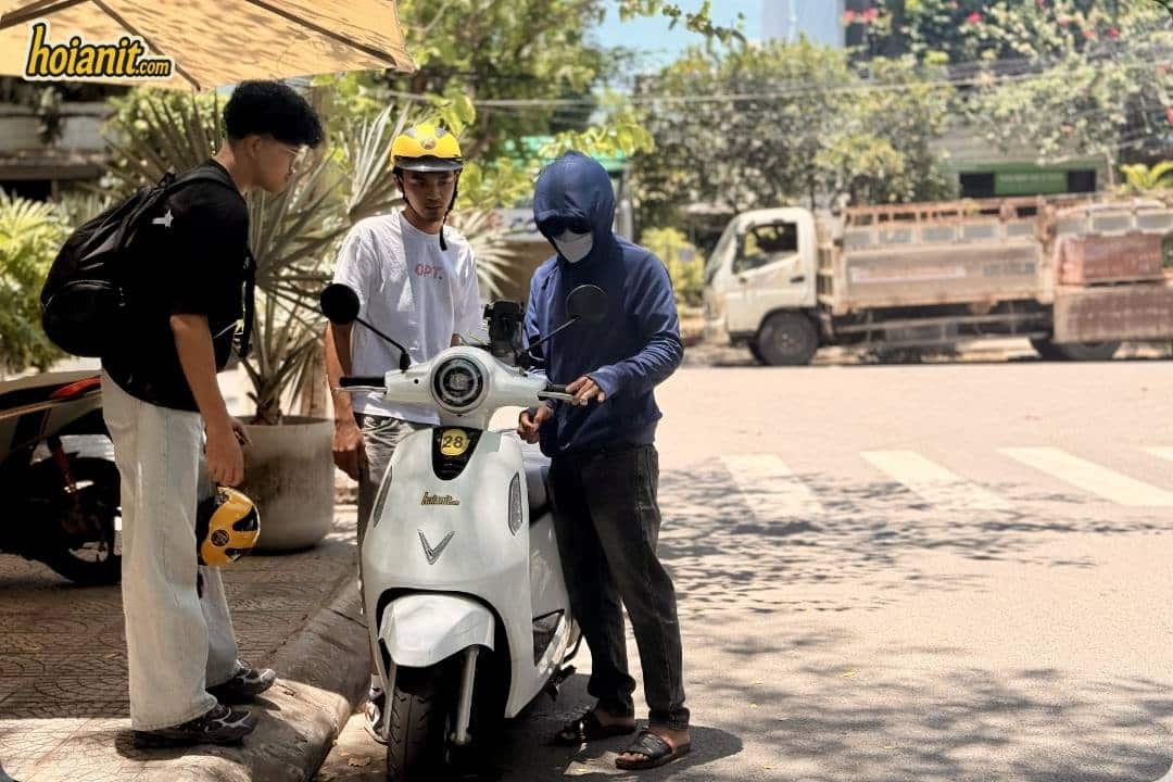 Anh Khoa team delivering a scooter to a customer on the street in Hoi An