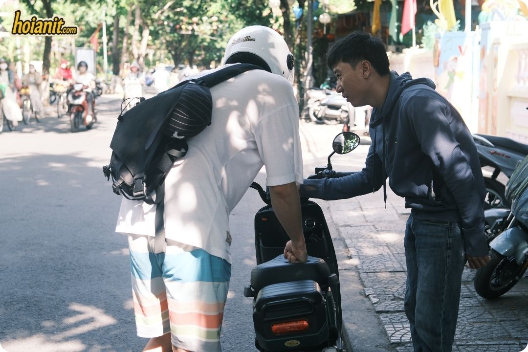 bike rental hoi an2 5 Anh Khoa staff helping a traveller load a bag onto a scooter in Hoi An