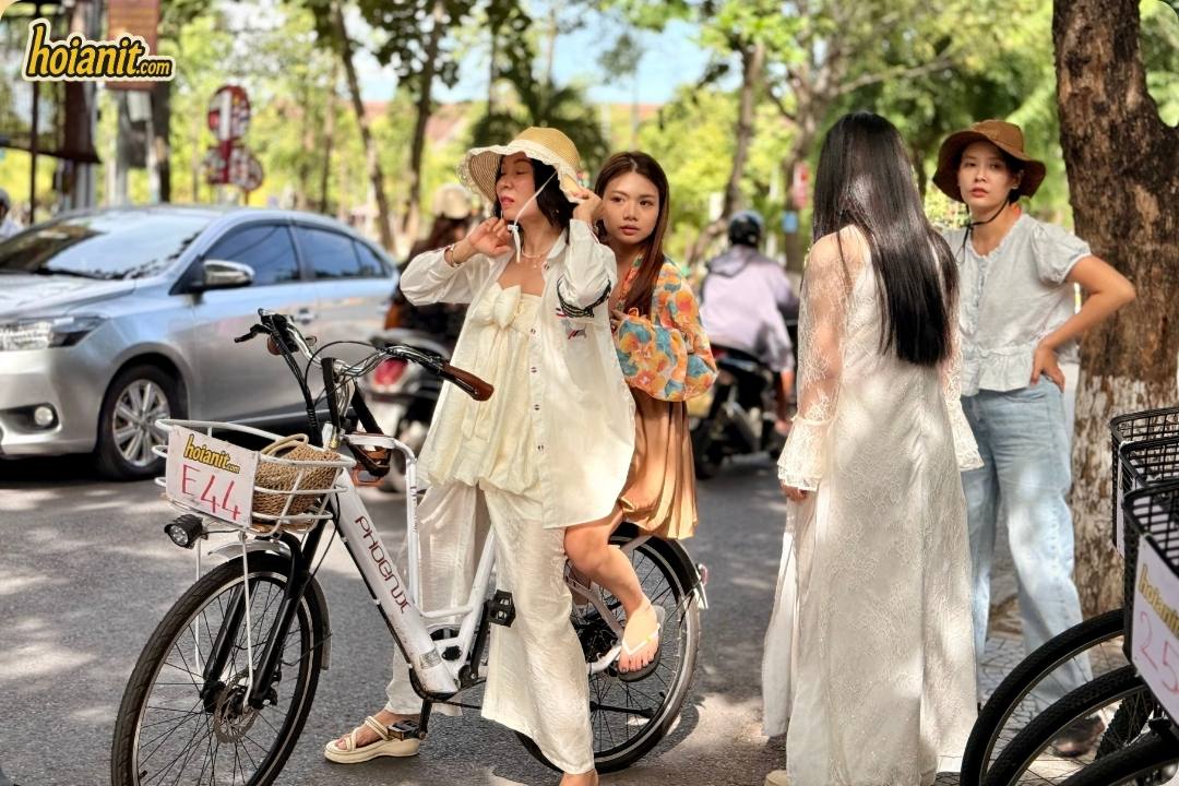 bike rental hoi an2 7 Аренда велосипеда в Хойане — туристки с городскими велосипедами с корзинами в старом городе