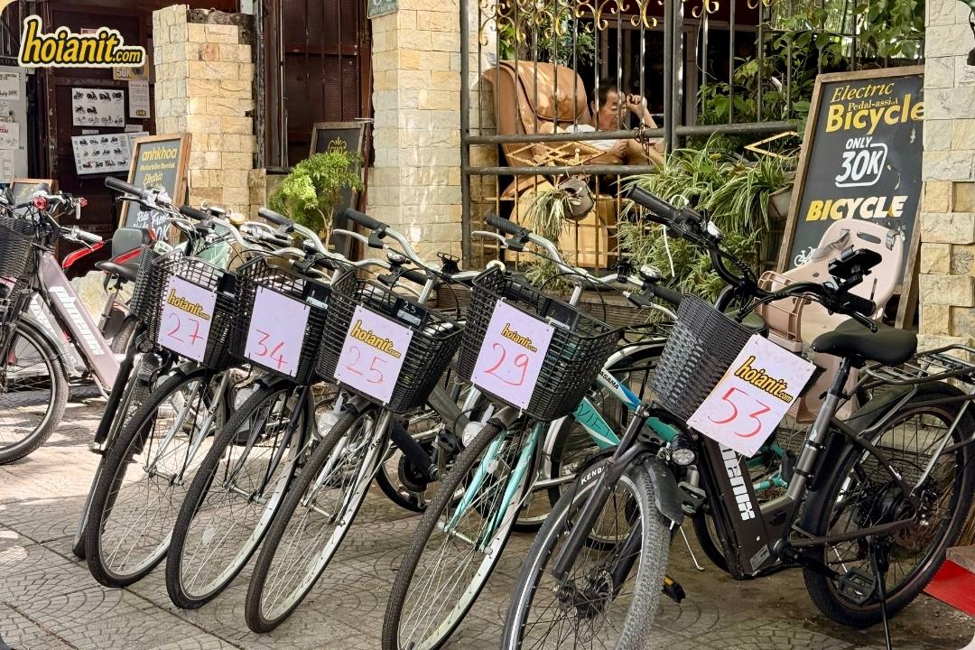 bike rental hoi an3 7 Аренда байка в Хойане — ряд велосипедов и электровелосипедов с номерами у магазина на Фан Тяу Чинь