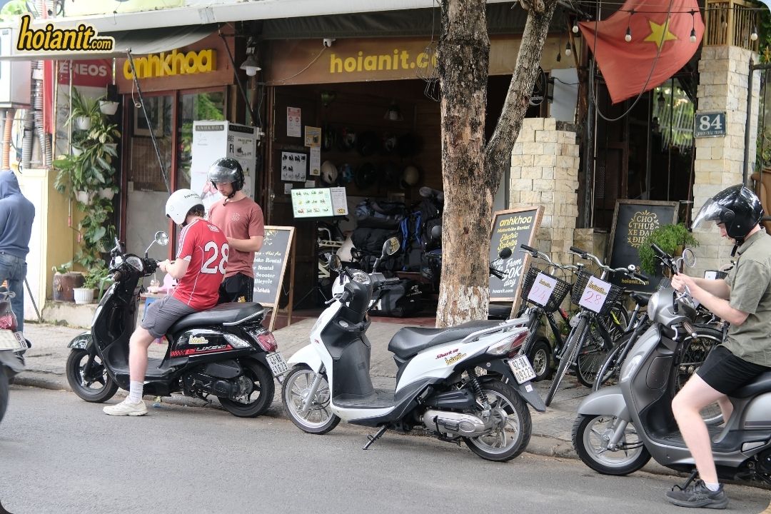 The Anh Khoa shop at 84 Phan Chau Trinh where renters park free