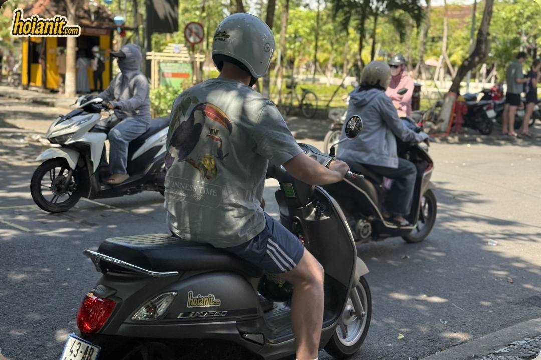 bike rental hoi an5 3 Аренда скутера в Хойане — туристы в шлемах на Honda Air Blade у старого города