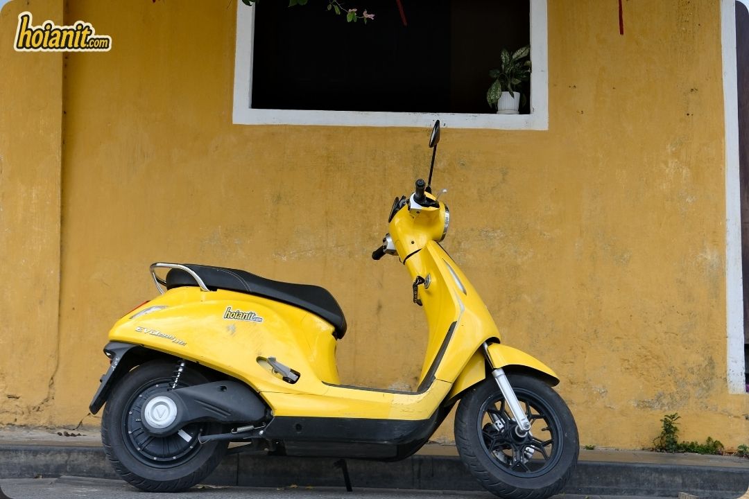 bike rental hoi an6 1 A yellow scooter against a Hoi An wall, the everyday image of the Anh Khoa Hoi An story