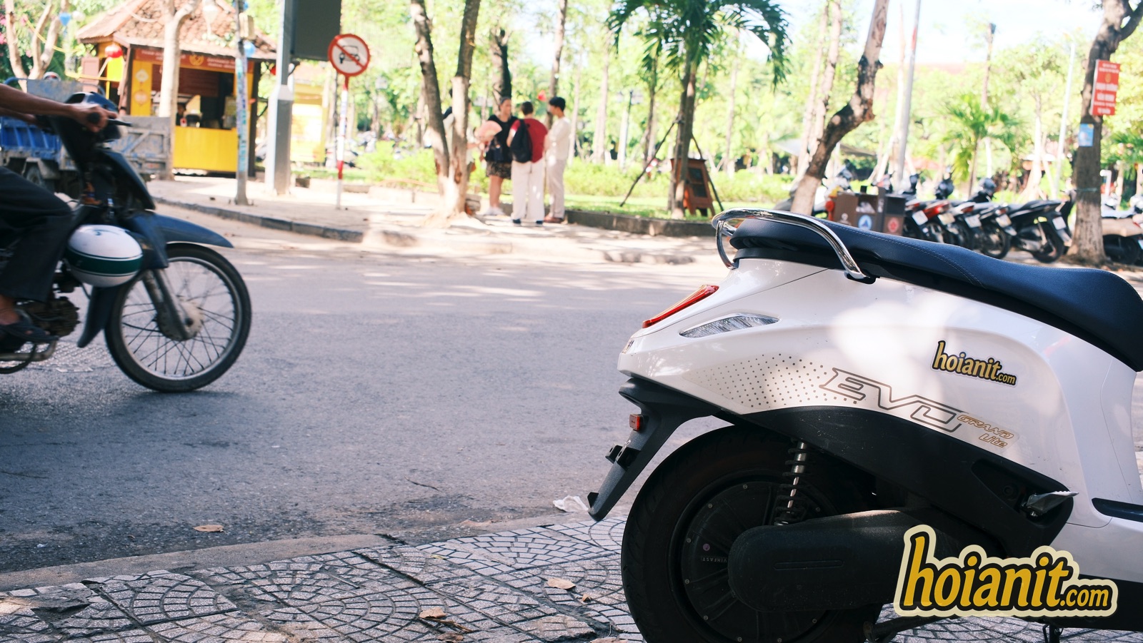 bike rental hoi an9 1 Аренда электробайка в Хойане — белый электроскутер VinFast Evo у старого города