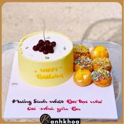 Elegant birthday cake decorated with fresh flowers from a bakery in Da Nang