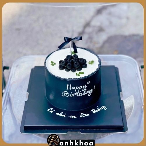 birthday cake da nang 1 Elegant three-tier birthday cake made by a famous bakery in Da Nang