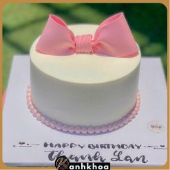 Minimalist-style cake from Da Nang, loved by young customers