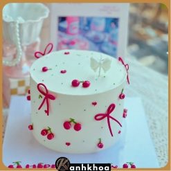 Simple yet sophisticated birthday cake from Da Nang, perfect for all ages.