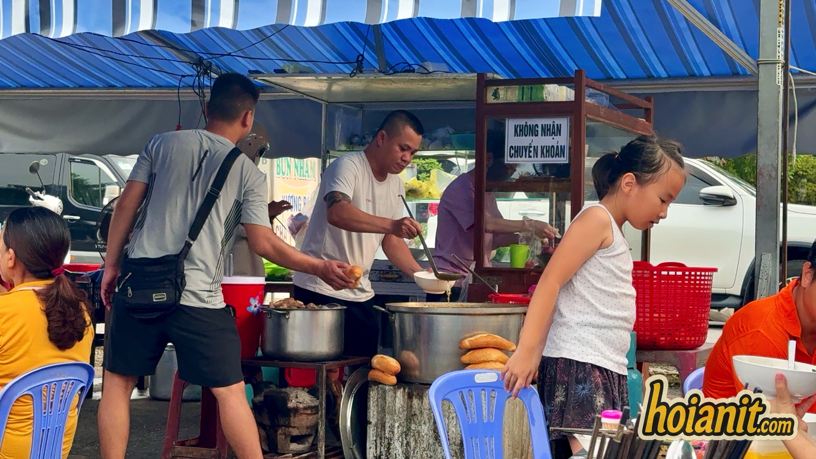 Quán Bún Nhâm Hội An ở bến xe cũ Hùng Vương, quán vỉa hè dưới mái bạt sọc xanh