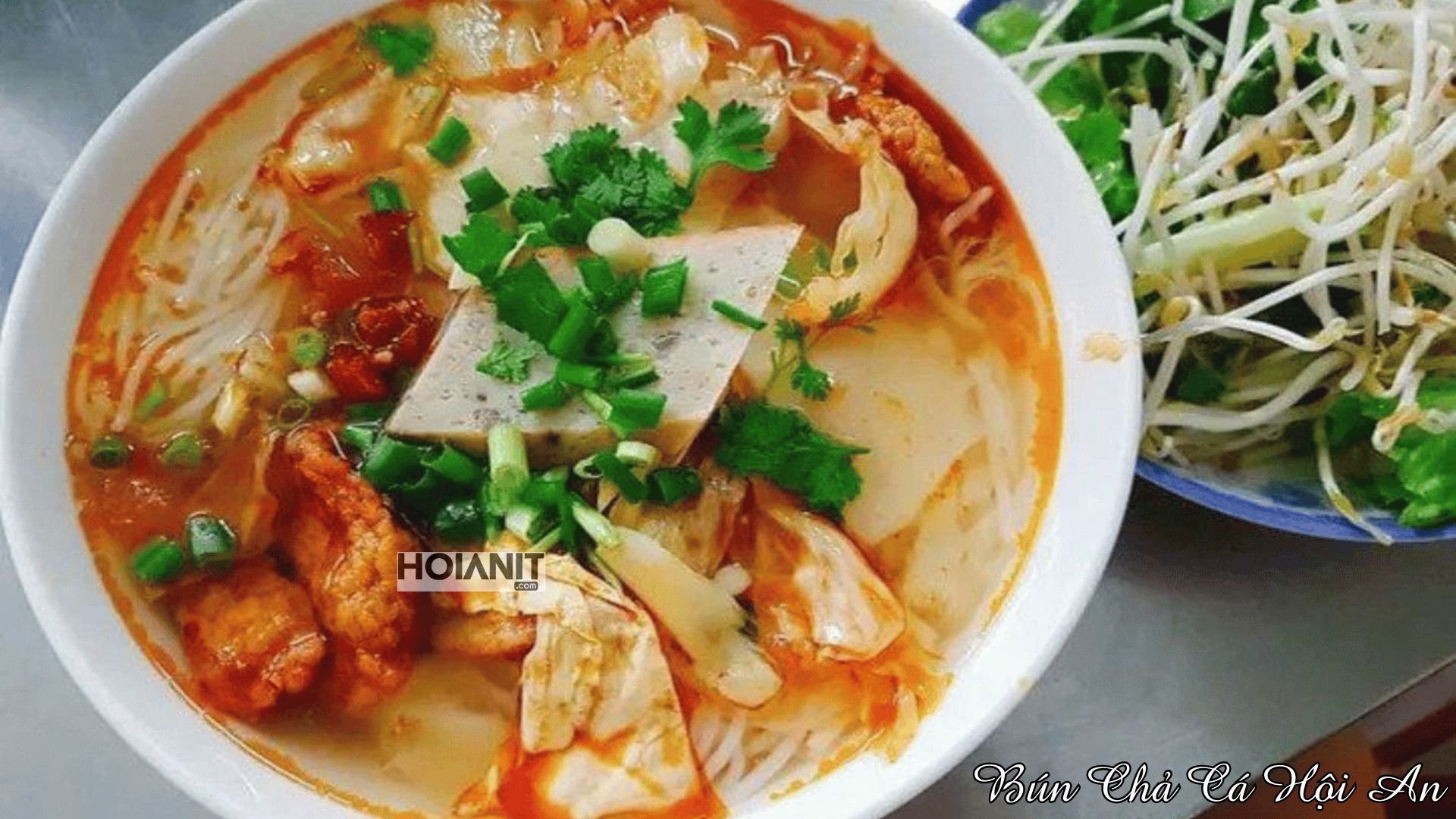 Tô bún chả cá Hội An với chả hấp, chả chiên và rau sống