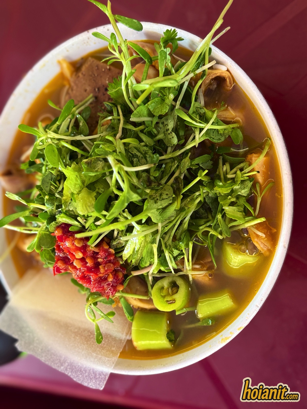 Tô bún lòng với rau và gia vị tại Bún Lòng Hội An