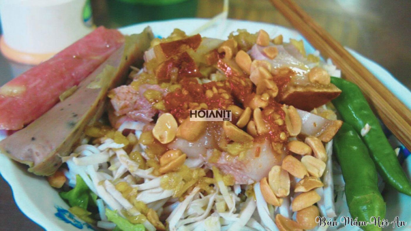 Thực khách thưởng thức bún mắm sáng tại Hội An