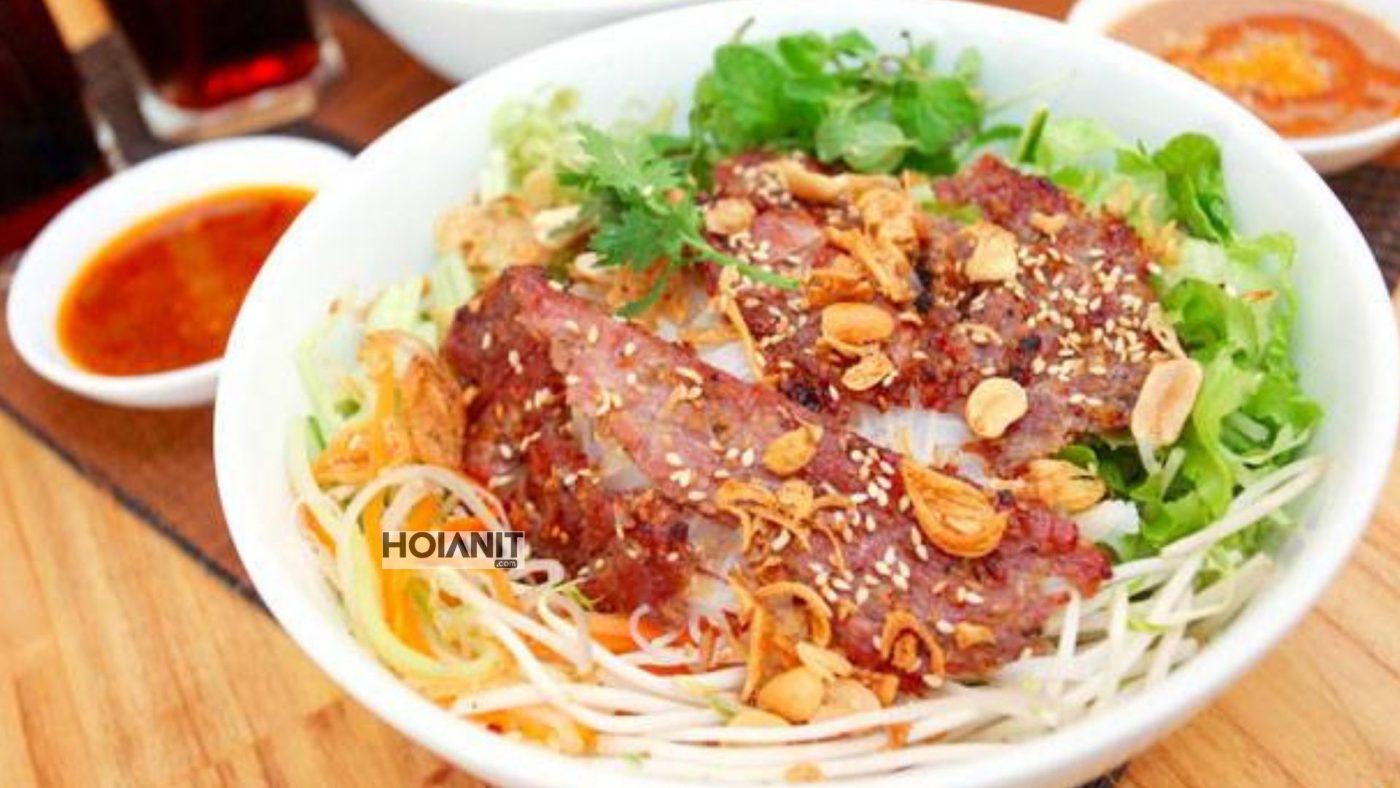 Khám phá top 5 quán bún thịt nướng Hội An ngon nhất, địa chỉ chuẩn, thịt nướng thơm lừng, giá hợp lý. Có link chỉ đường và gợi ý thuê xe máy.