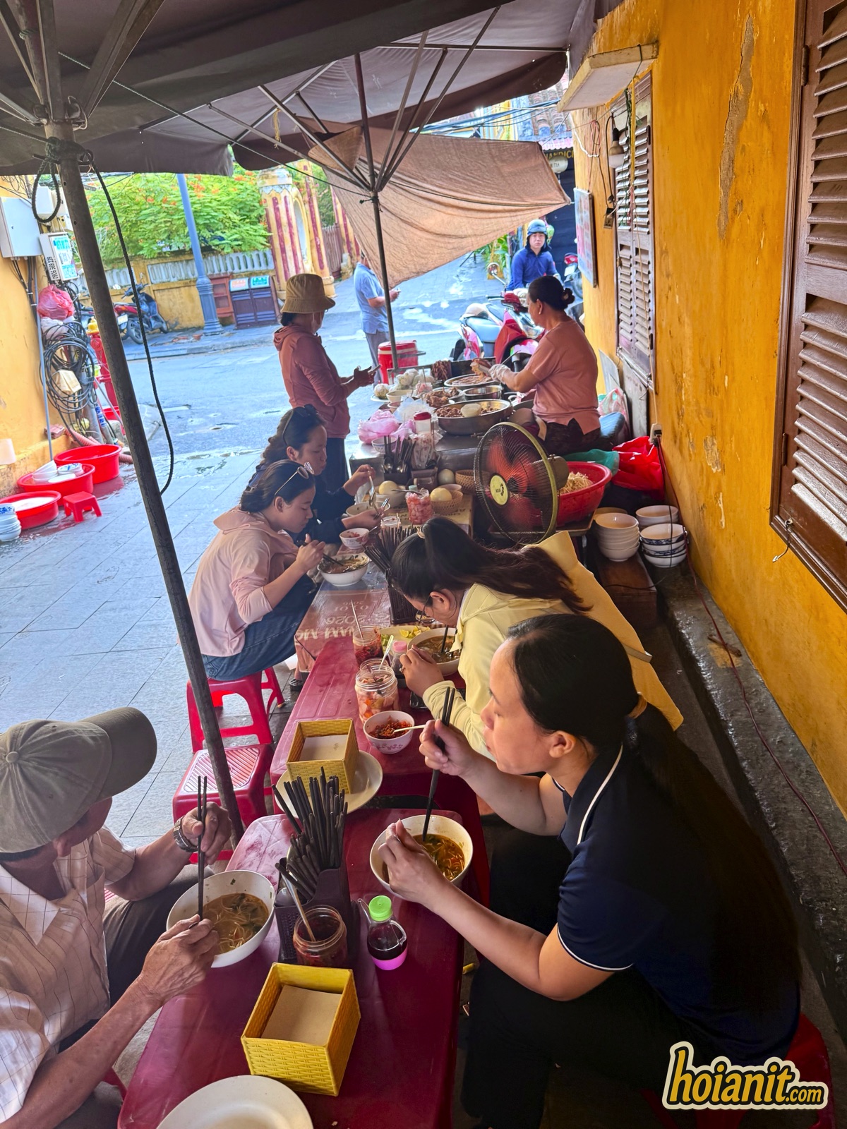 Khách ăn sáng tại quán Bún Vân ở 60 Lê Lợi, Hội An