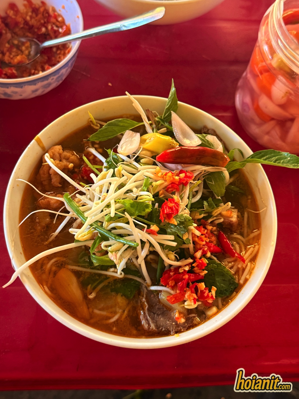 Tô bún với rau, giá và gia vị tại Bún Vân Hội An