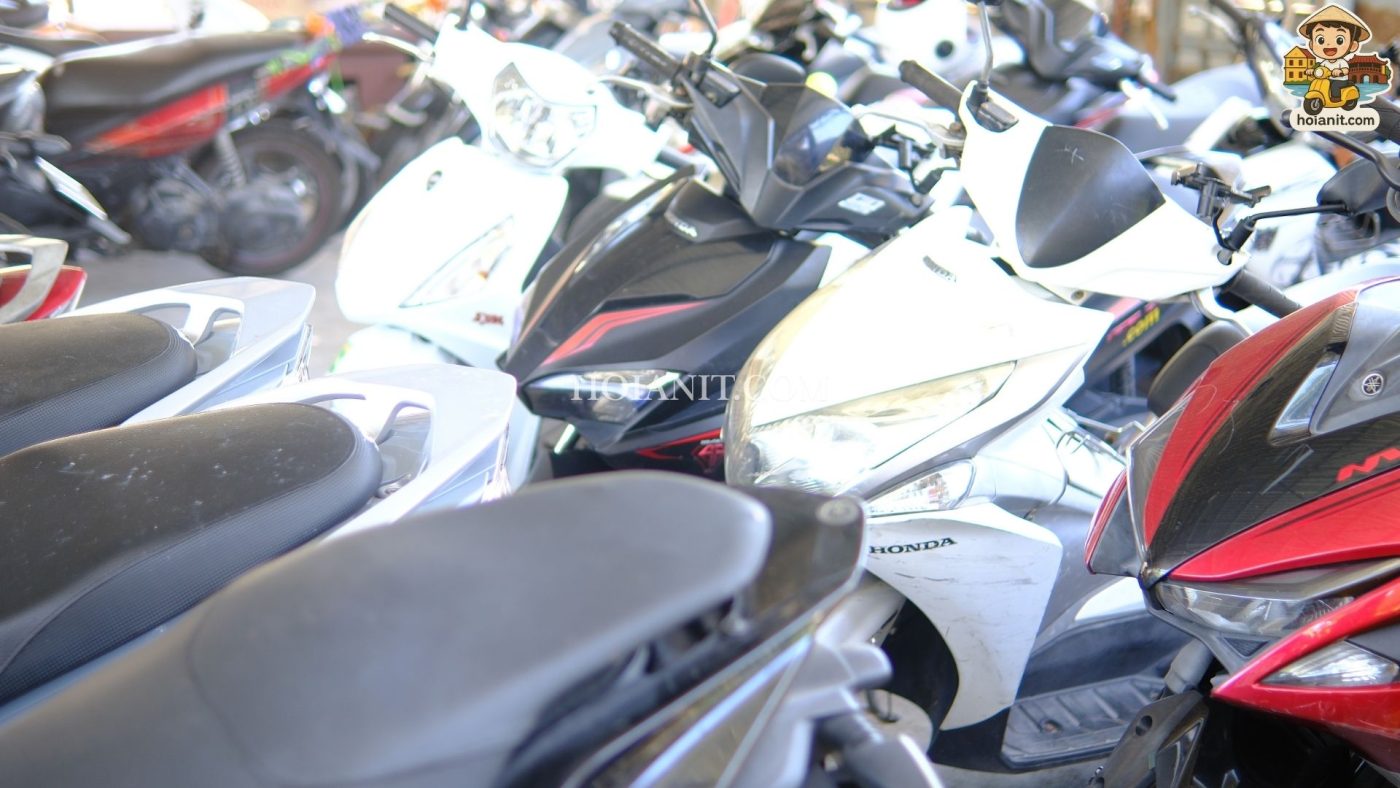 Traveler buying a motorbike at Anh Khoa Motorbike Rental & Sales in Hoi An