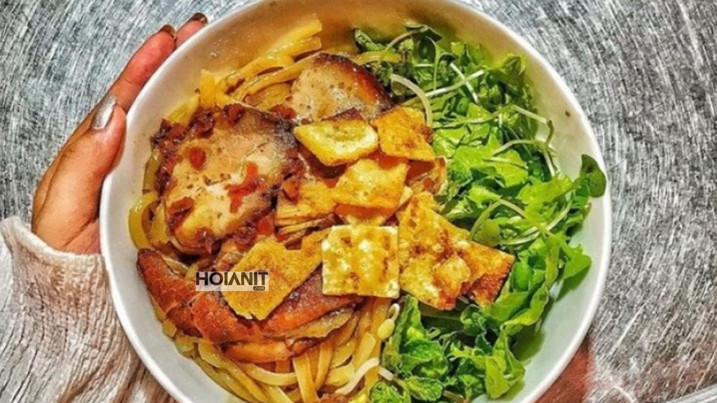 Cao lầu Hội An sợi mì dai, nước sốt đậm đà