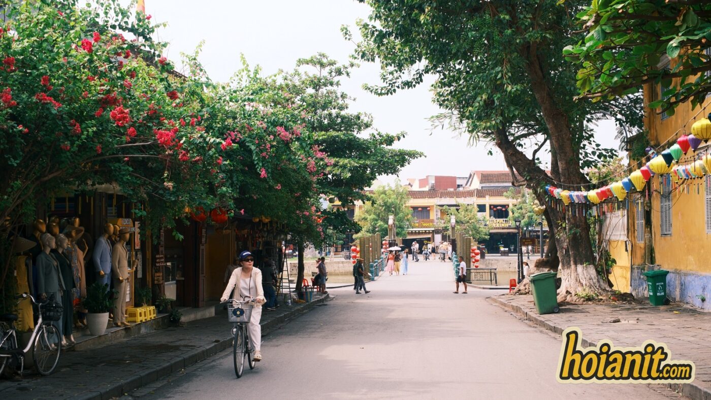 cau an hoi Đường Châu Thượng Văn dẫn xuống Cầu An Hội nhìn từ bờ phố cổ Hội An