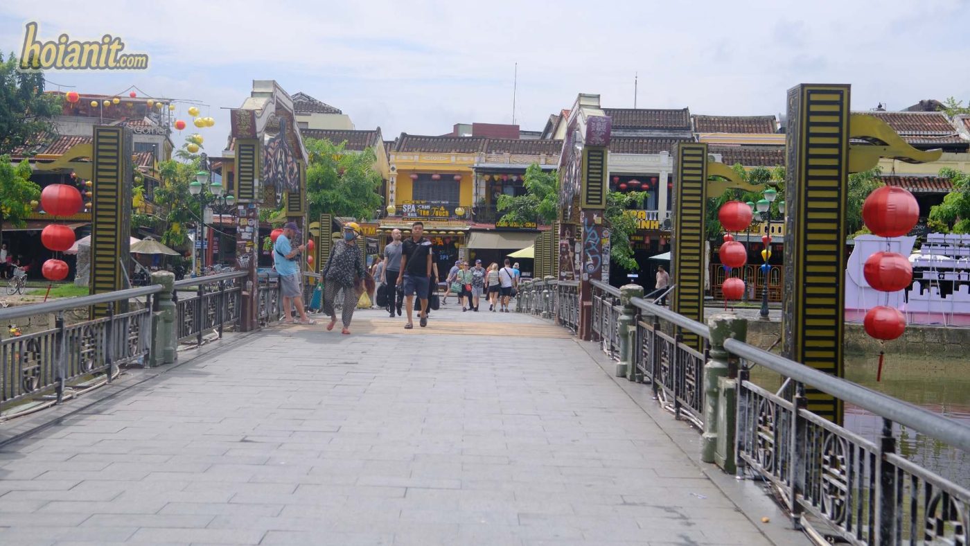 Toàn cảnh Cầu An Hội nhìn từ bờ phố cổ Hội An