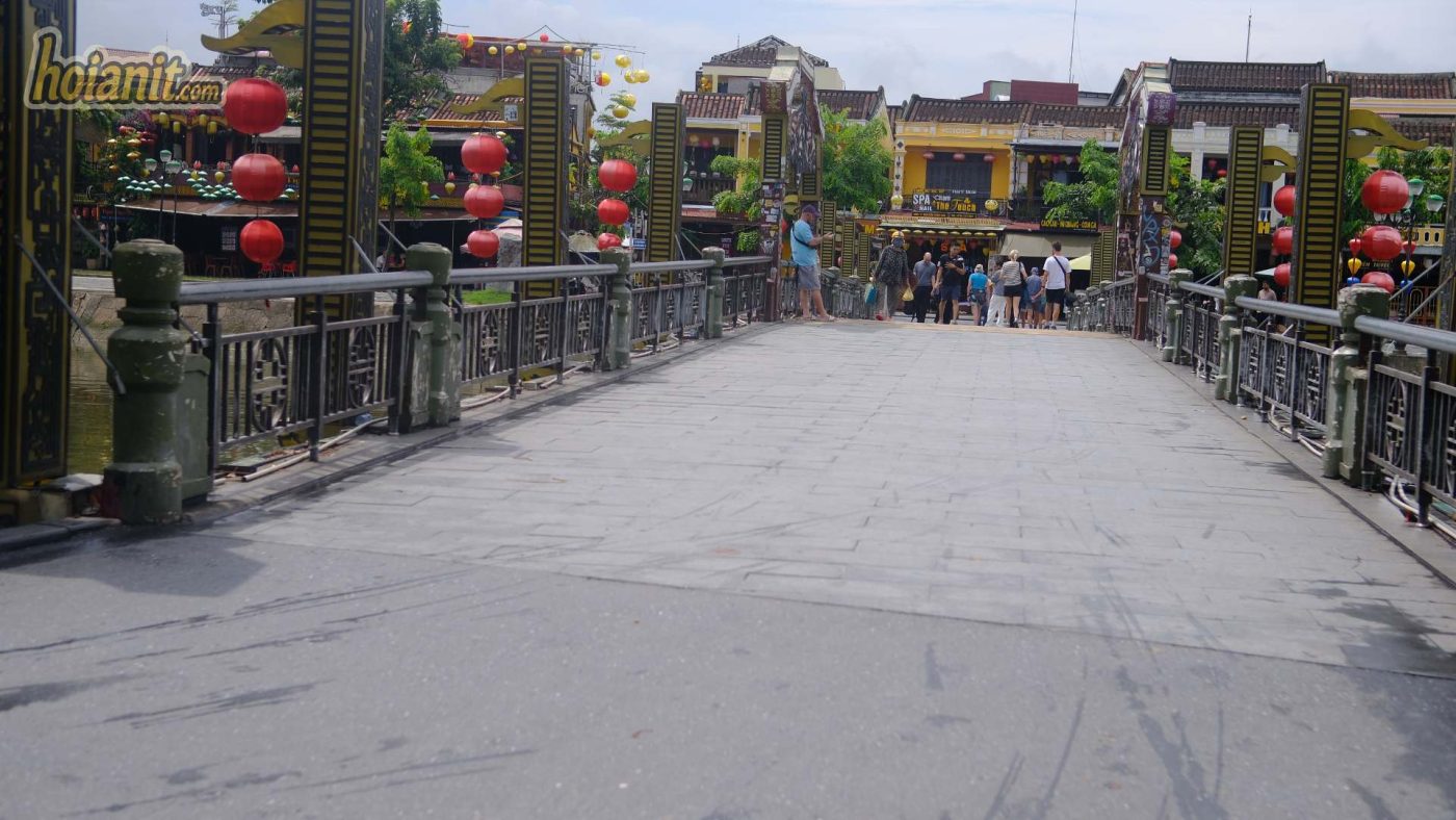 Du khách dạo bộ trên Cầu An Hội vào buổi sáng yên bình ở phố cổ Hội An