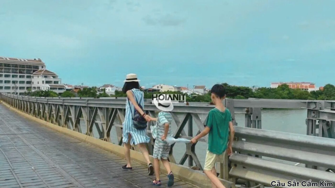 Cầu sắt Cẩm Kim nối phố cổ Hội An với làng Cẩm Kim