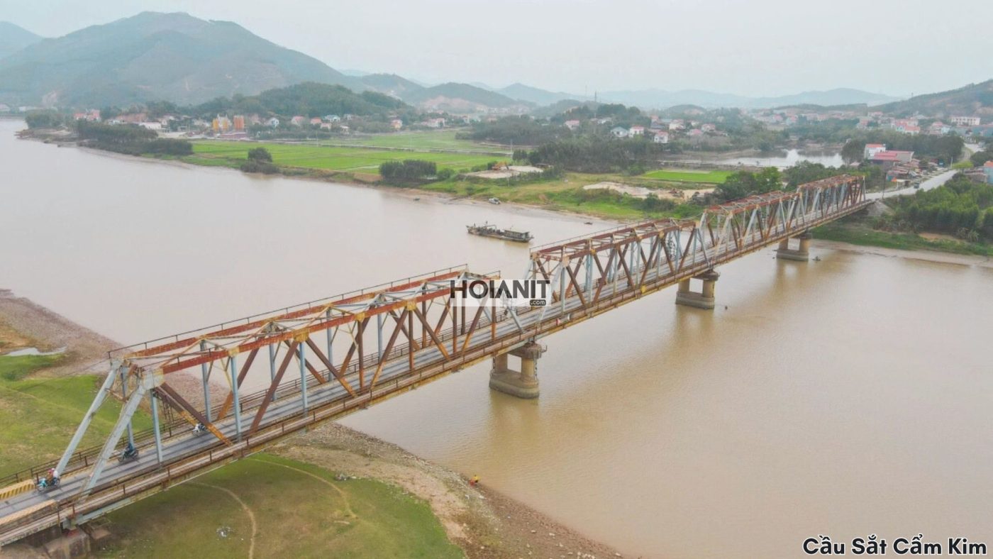 Cầu sắt Cẩm Kim nối phố cổ Hội An với làng Cẩm Kim