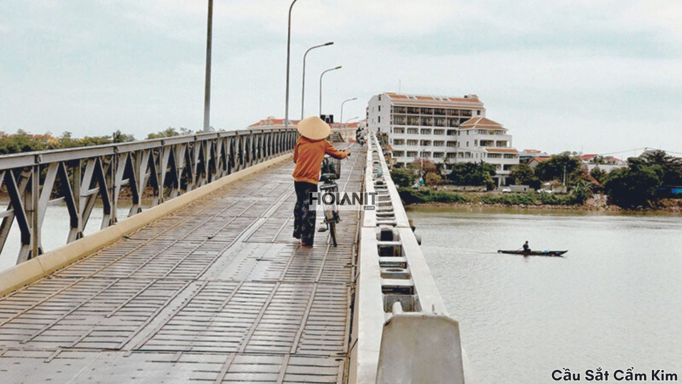 Hình ảnh du khách đạp xe qua cầu sắt Cẩm Kim yên bình