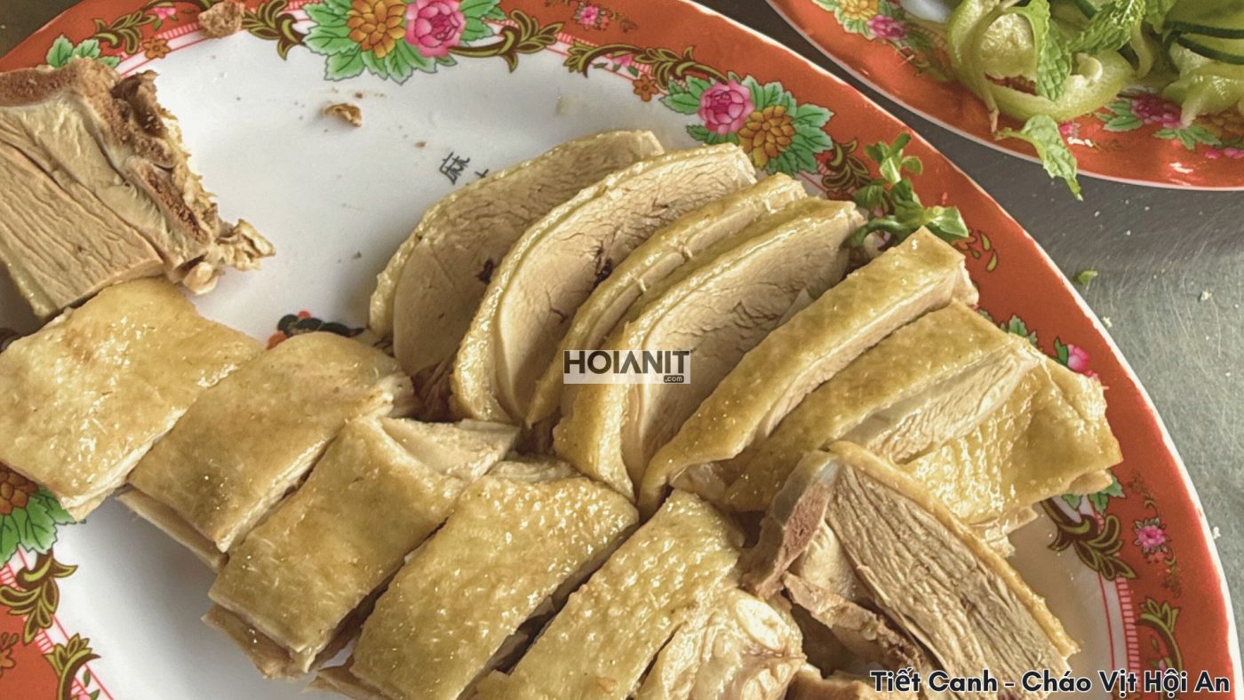 Tiết canh vịt đông mịn ăn kèm rau thơm và đậu phộng tại Quán Luật Hội An