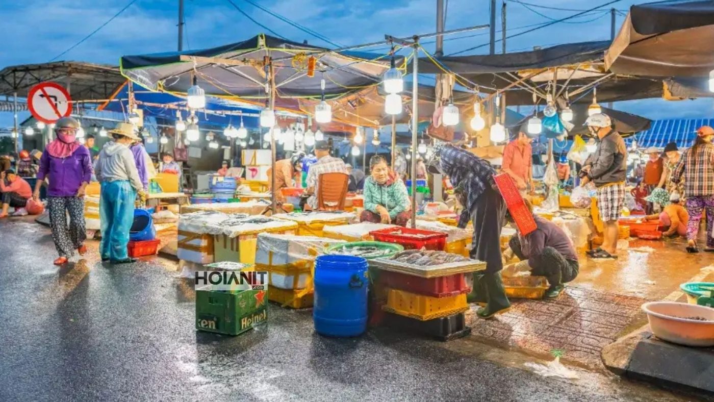 Ngư dân bán hải sản tại chợ Thanh Hà Hội An