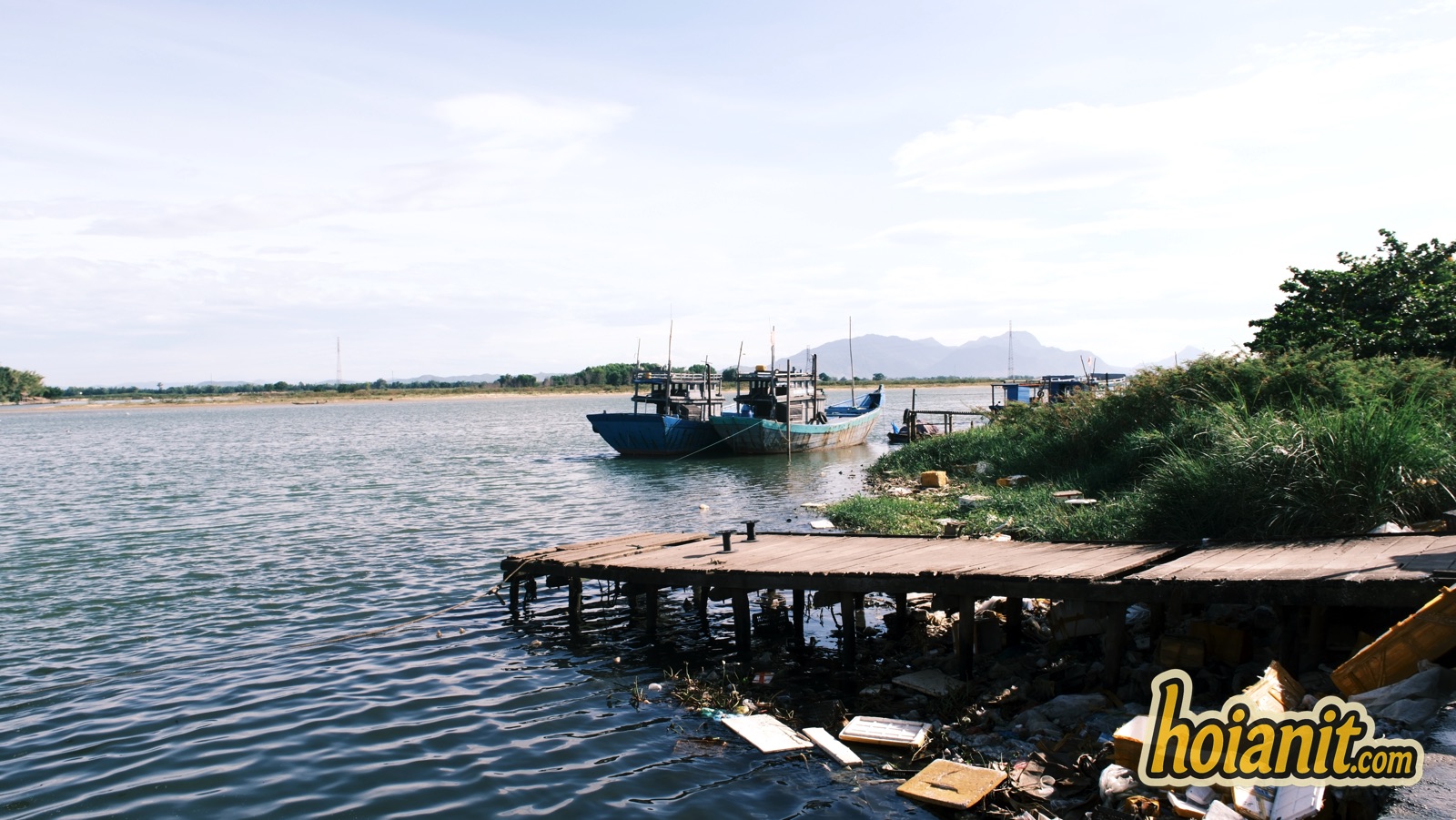 cho ca thanh ha hoi an4 Bến ghe và cầu gỗ phía sau chợ cá Thanh Hà nhìn ra sông Thu Bồn