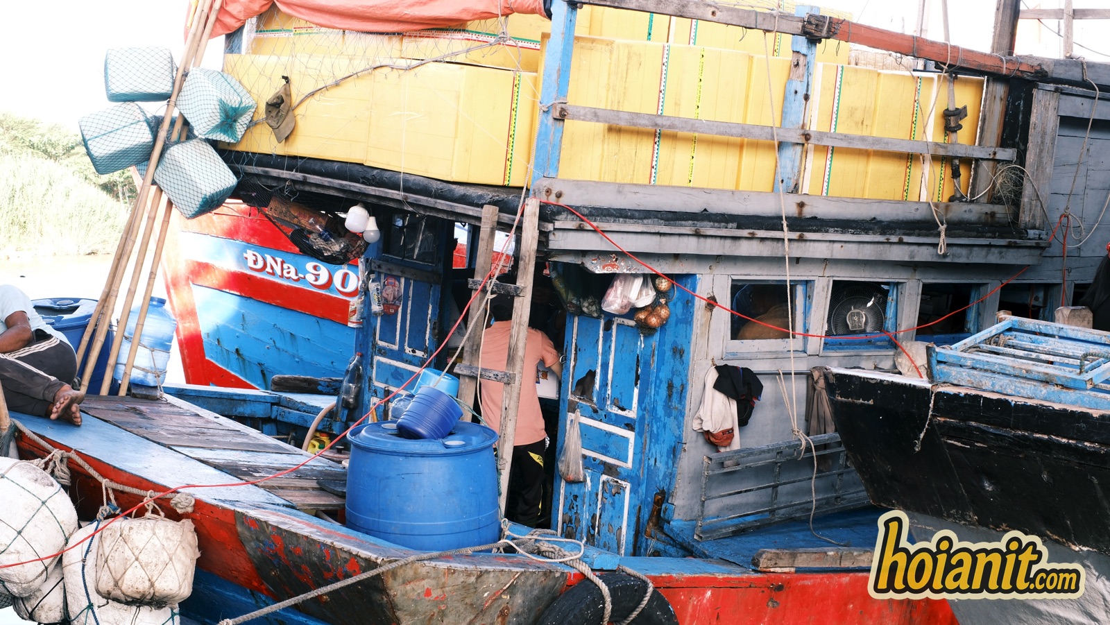 cho ca thanh ha hoi an5 Cận cảnh boong tàu cá tại bến chợ cá Thanh Hà với khay xốp và thùng nhựa