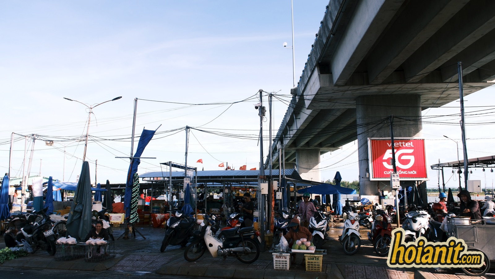 cho ca thanh ha hoi an8 Chợ cá Thanh Hà Hội An nhìn từ ngoài đường, cạnh cầu bê tông lớn