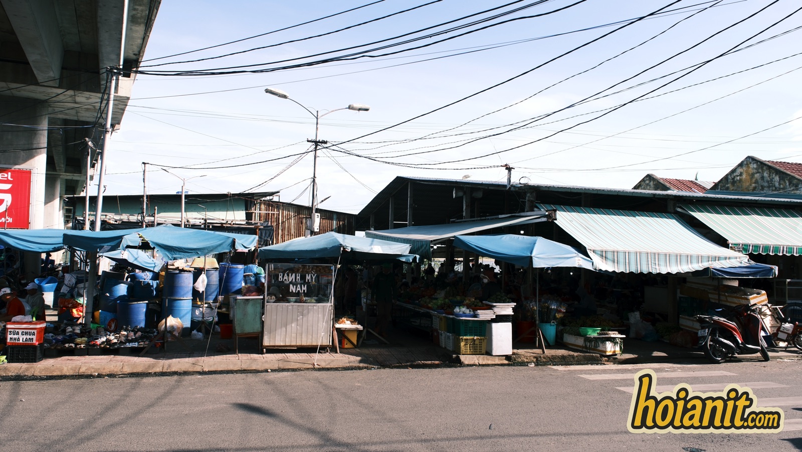 cho ca thanh ha hoi an9 Hàng ăn sáng và xe bánh mì trước chợ Thanh Hà Hội An