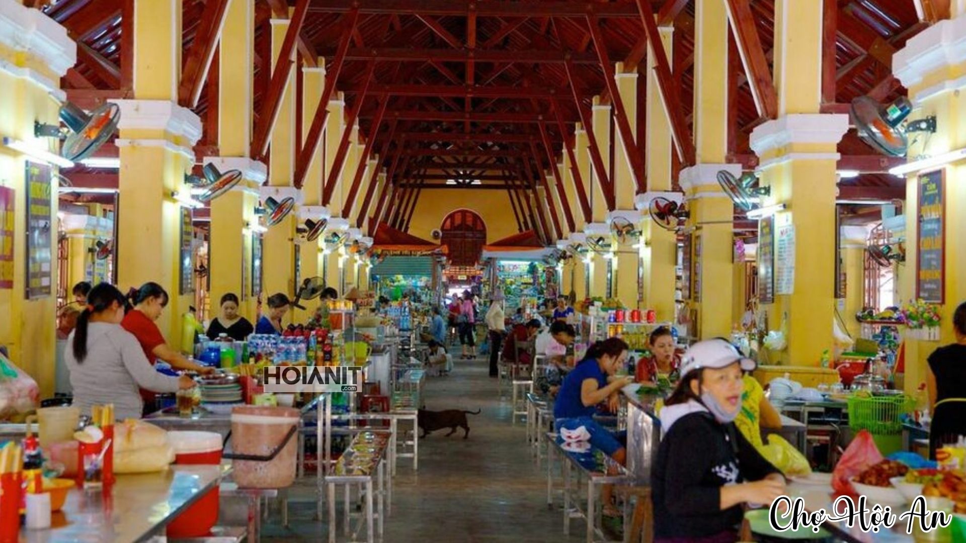 Khu ẩm thực trong chợ Hội An với các quầy ăn và ghế nhựa