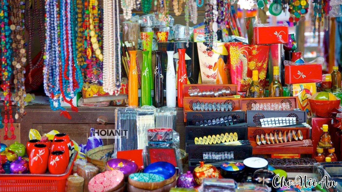 Ẩm thực truyền thống ở chợ Hội An với mì Quảng và cao lầu