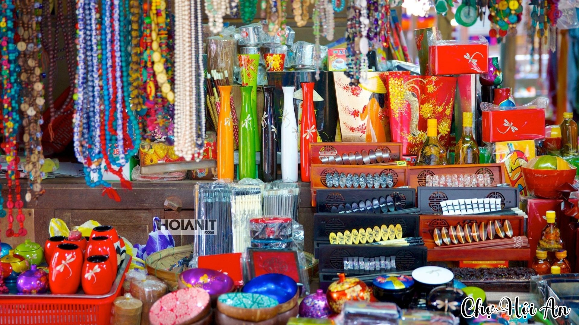 Quầy đồ lưu niệm bày vòng, đèn và hàng thủ công