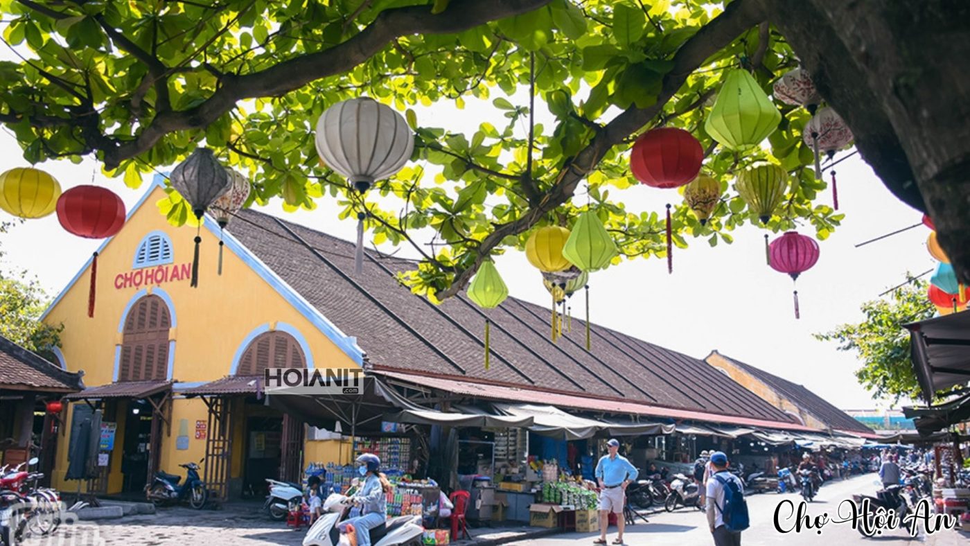 Không gian bên ngoài chợ Hội An cổ kính, tường vàng mái đỏ