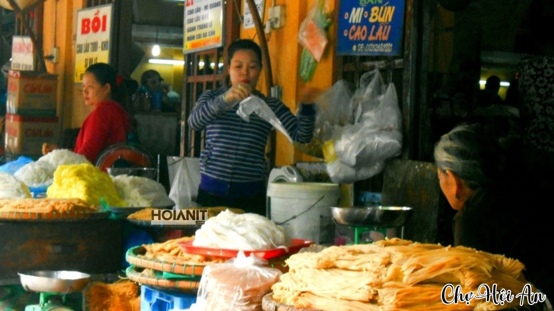 Quầy mì Quảng, bún và cao lầu trong khu ẩm thực chợ Hội An với bảng giá