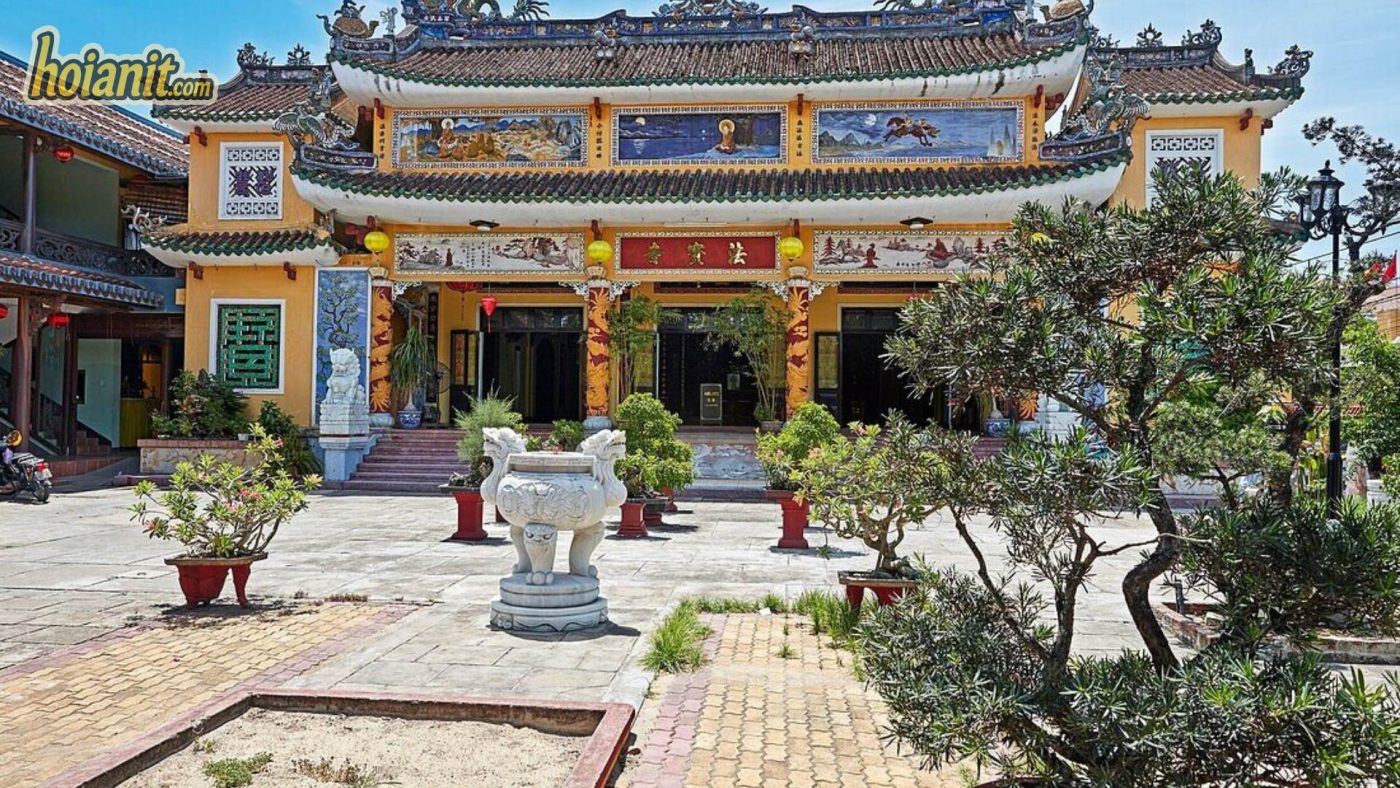 Chùa Pháp Bảo Hội An nhìn từ đường Hai Bà Trưng