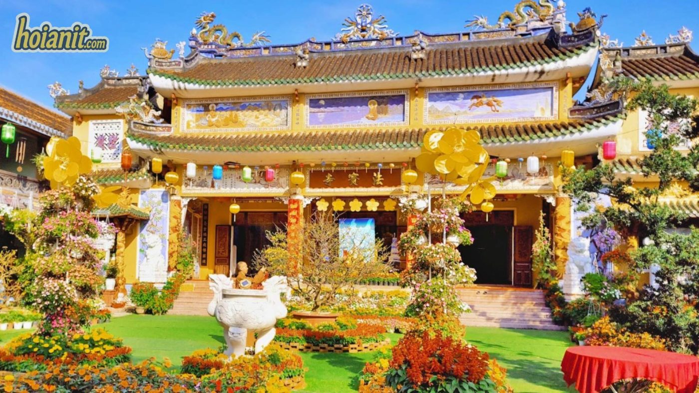 Khuôn viên và sân chùa Pháp Bảo Hội An buổi sáng
