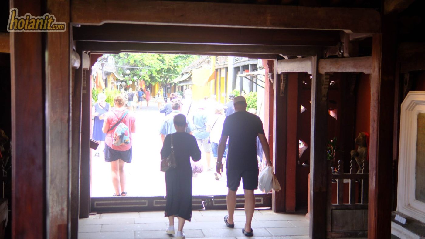 Du khách tham quan Chùa Cầu Hội An buổi chiều