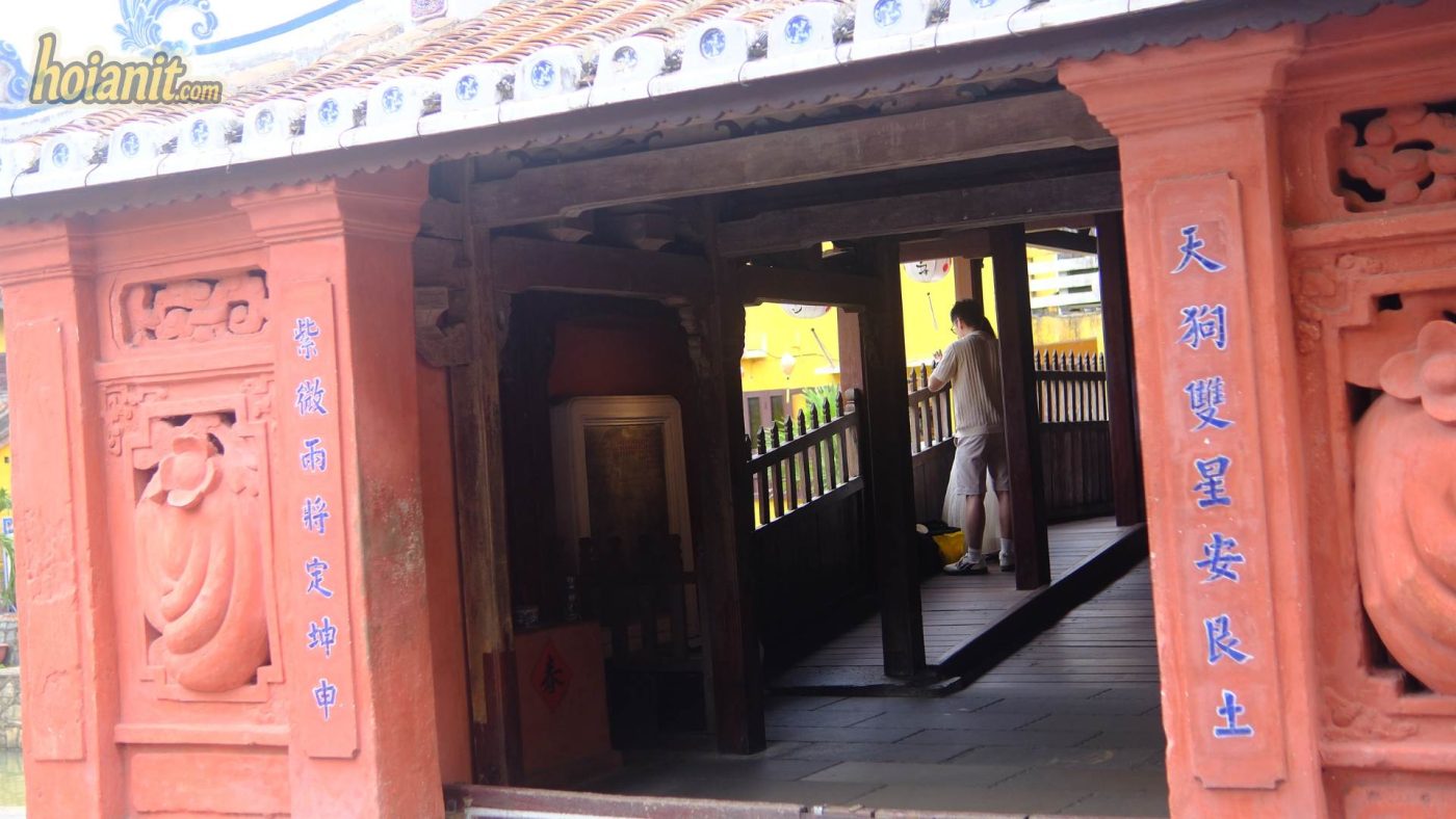 Toàn cảnh Chùa Cầu Hội An nhìn từ phố cổ