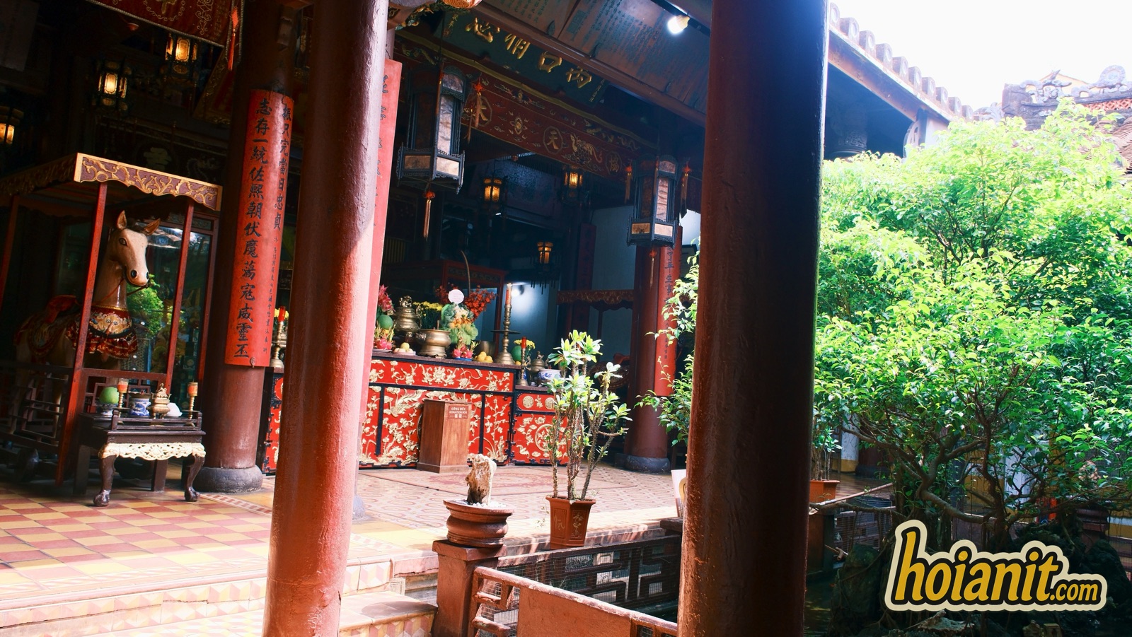 chua ong19 Dãy nhà bên chùa Ông Hội An nhìn ra sân trong