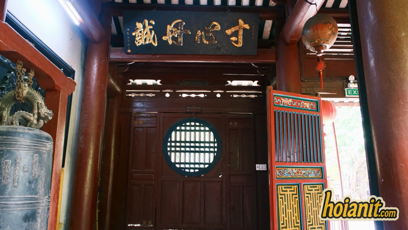 chua ong5 Chuông đồng và cửa sổ tròn ở tiền điện chùa Ông Hội An