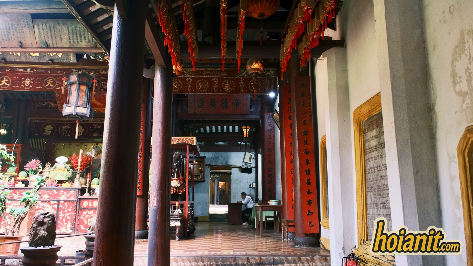 chua ong6 Chính điện chùa Ông Hội An nhìn qua hàng cột đỏ