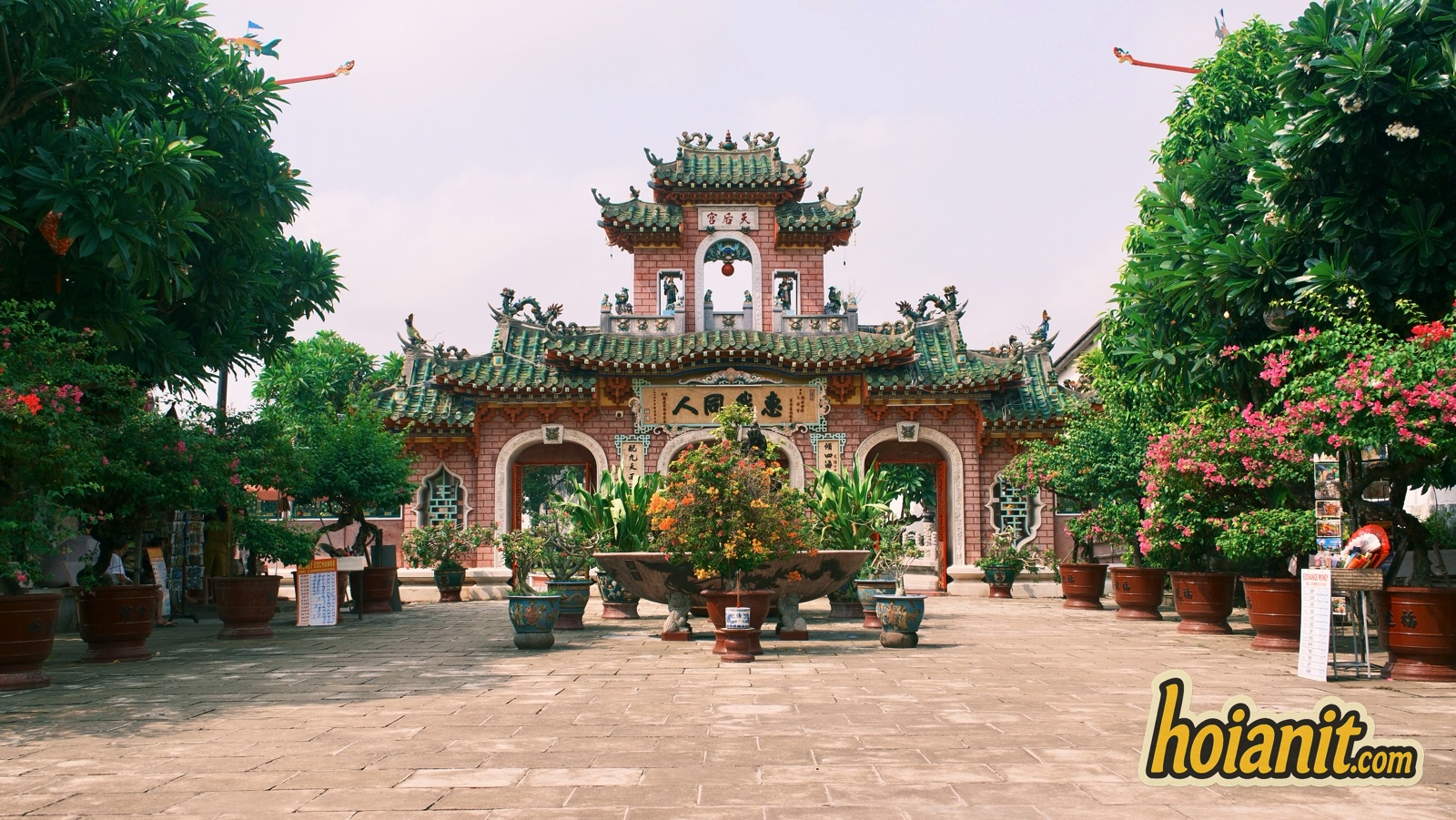chua phuc kien10 Fukien Assembly Hall Hoi An: the triple gate seen from the forecourt