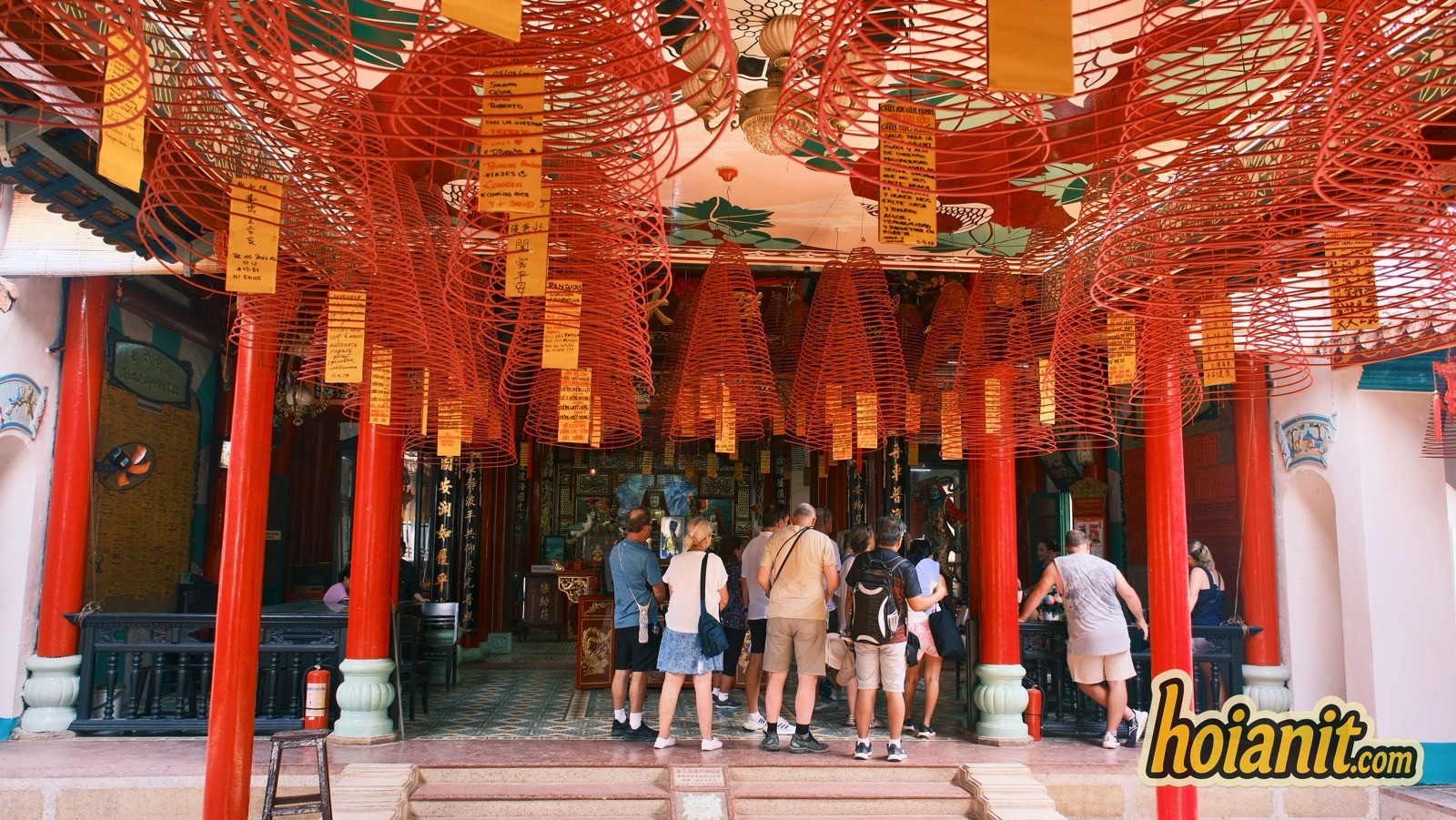chua phuc kien13 Tour groups filling the front hall of the Fukien Assembly Hall mid-morning